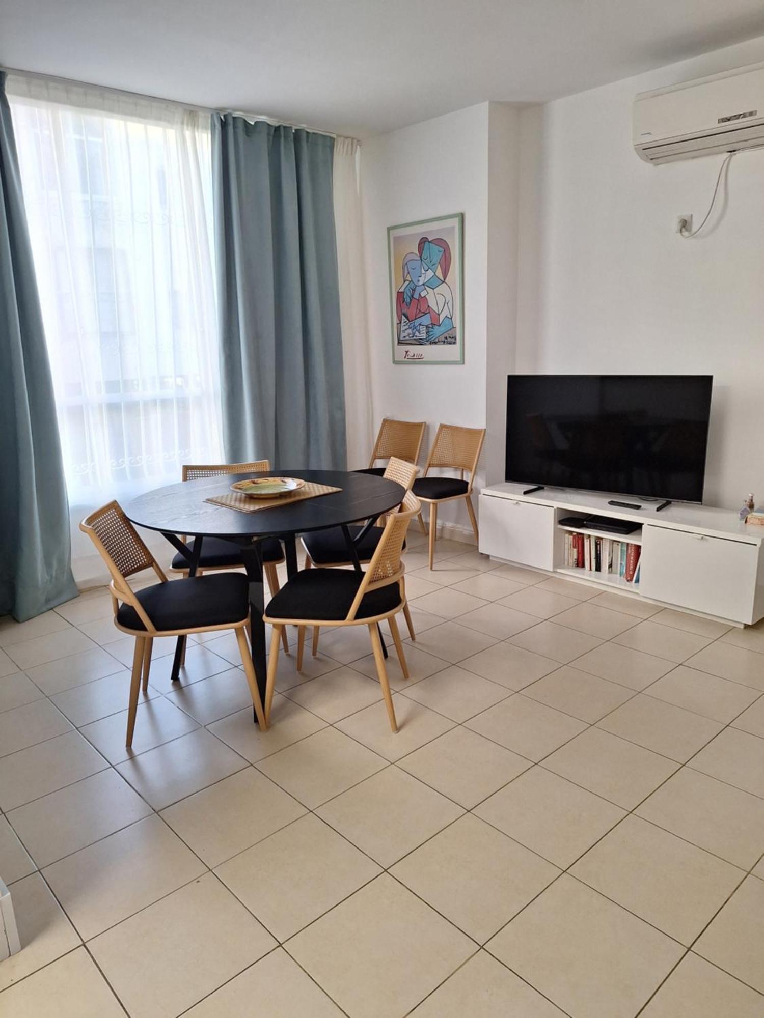 Amazing Apartment For 3 Guests Steps From The Beach Netanya Exterior foto