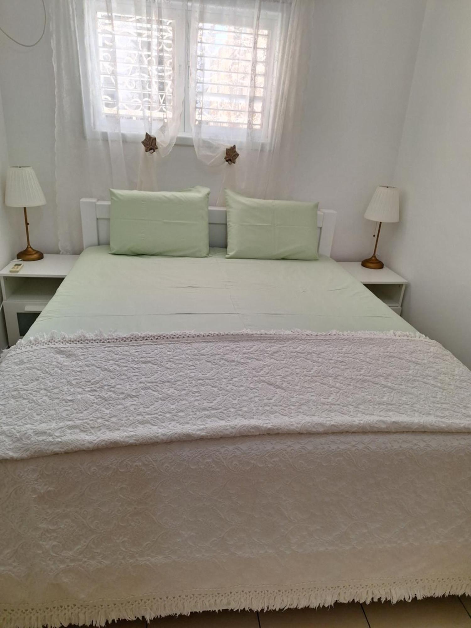 Amazing Apartment For 3 Guests Steps From The Beach Netanya Exterior foto